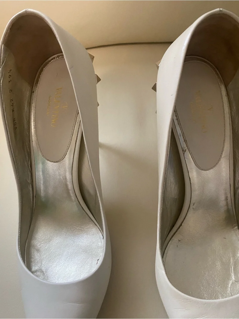Valentino Garavani Cream White Leather Pointed-Toe Pumps Flaws